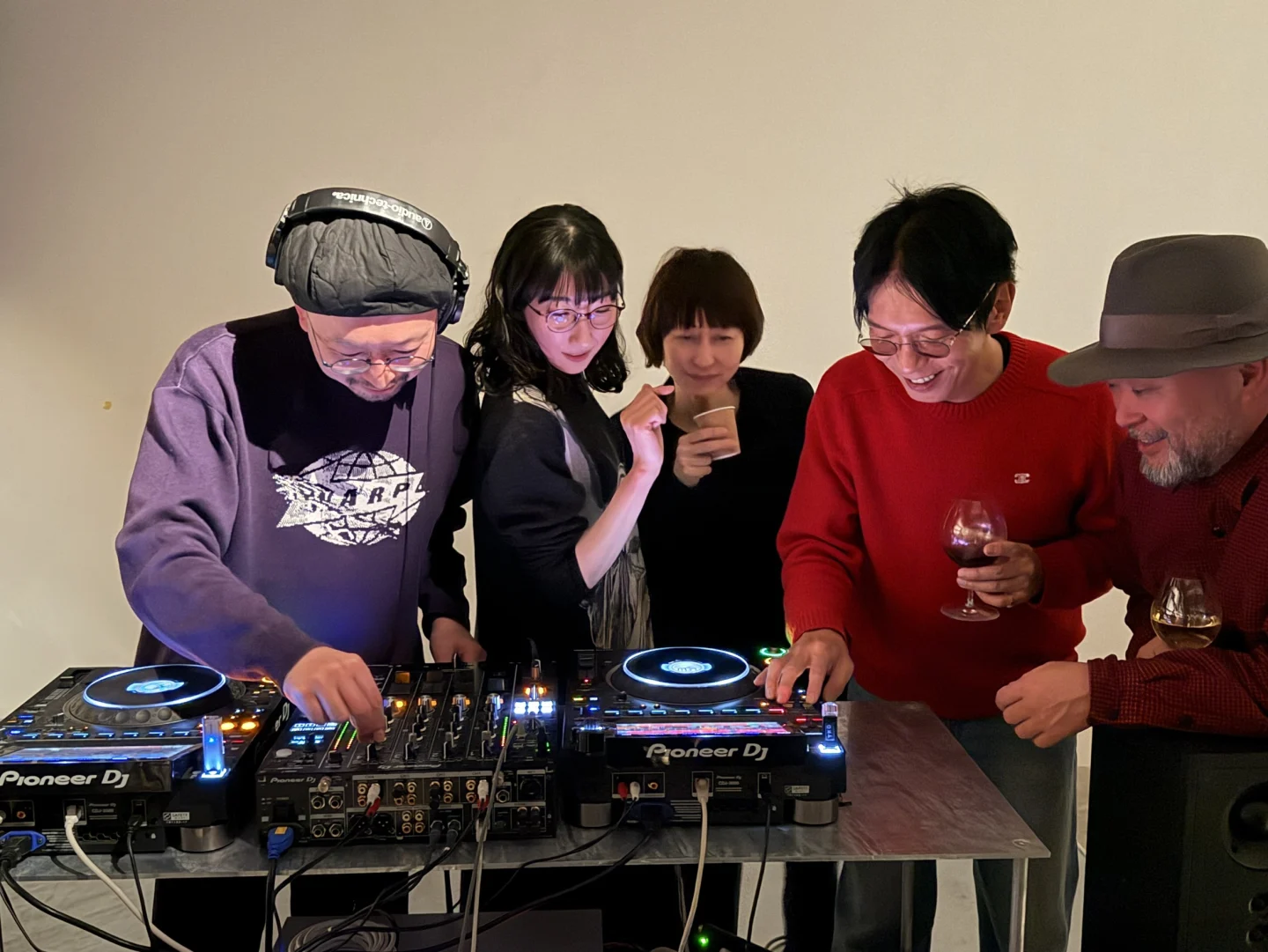 DJ 機材を囲んでワークショップを行う様子